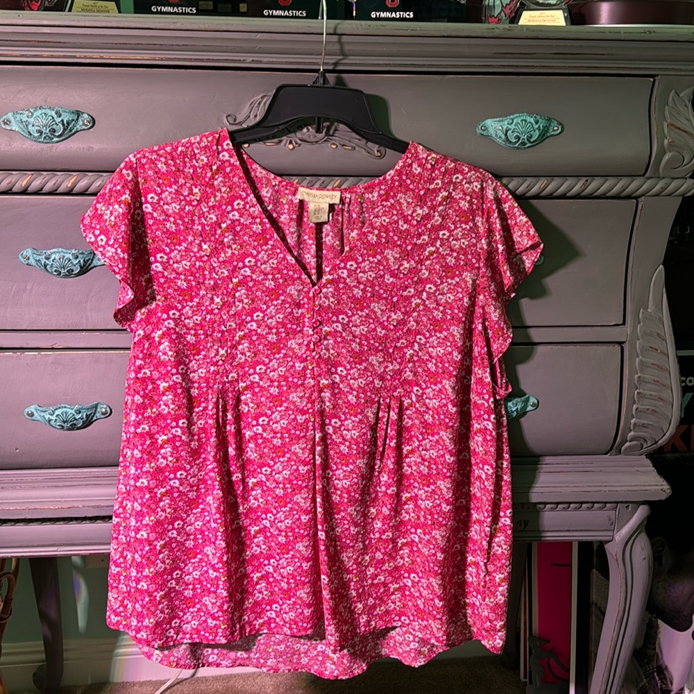 Cute light weight top! Looks great on and trendy!